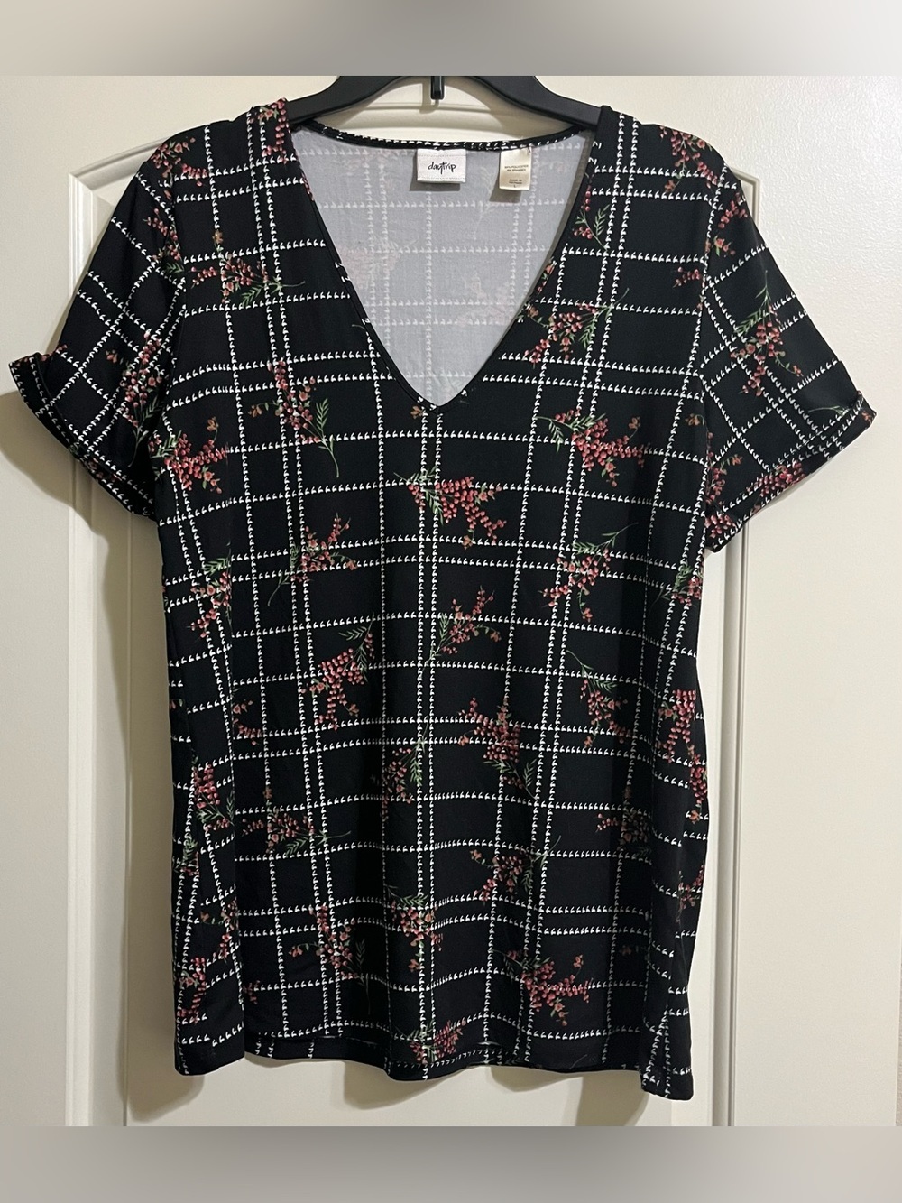 Daytrip Women’s Black White V-Neck Floral Cuffed Short Sleeves Top Blouse Large